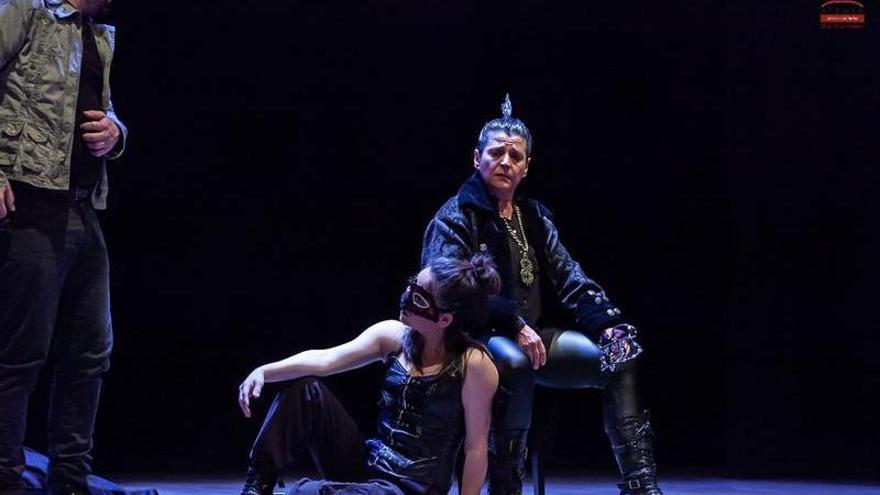 Skené visita Dulantzi para presentar su montaje ‘Antígona’