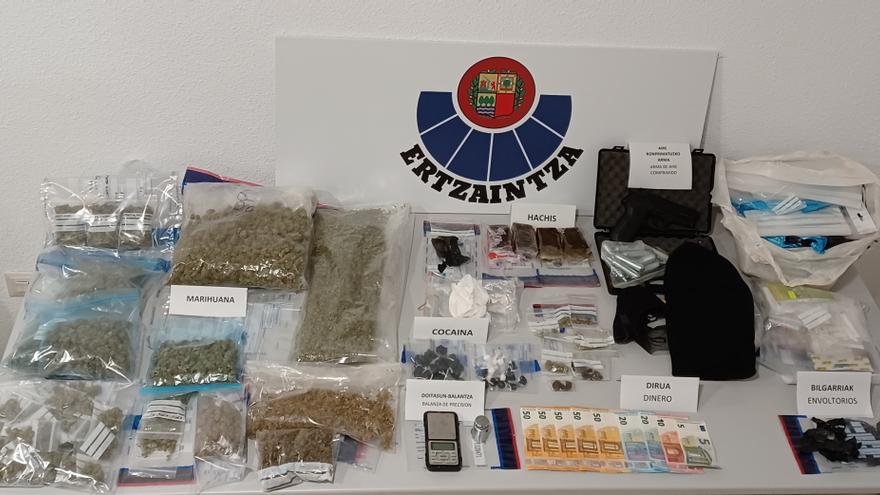 Le van a arrestar a su casa en Pasaia y le encuentran cocaína, marihuana y hachís