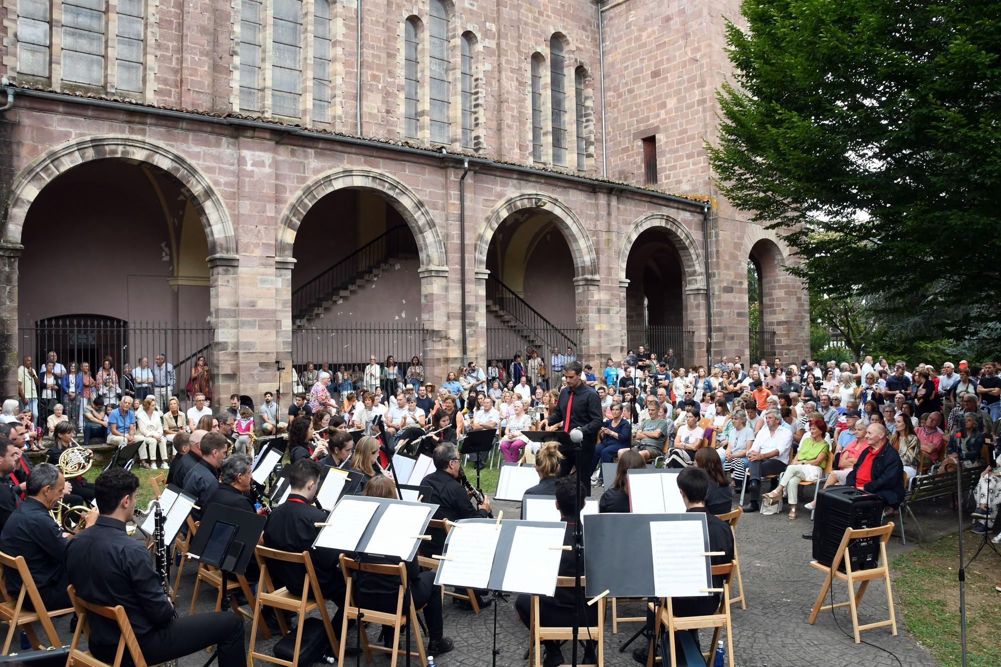 Día de aitetxis y amatxis en Elizondo con concierto de la Banda Recreo