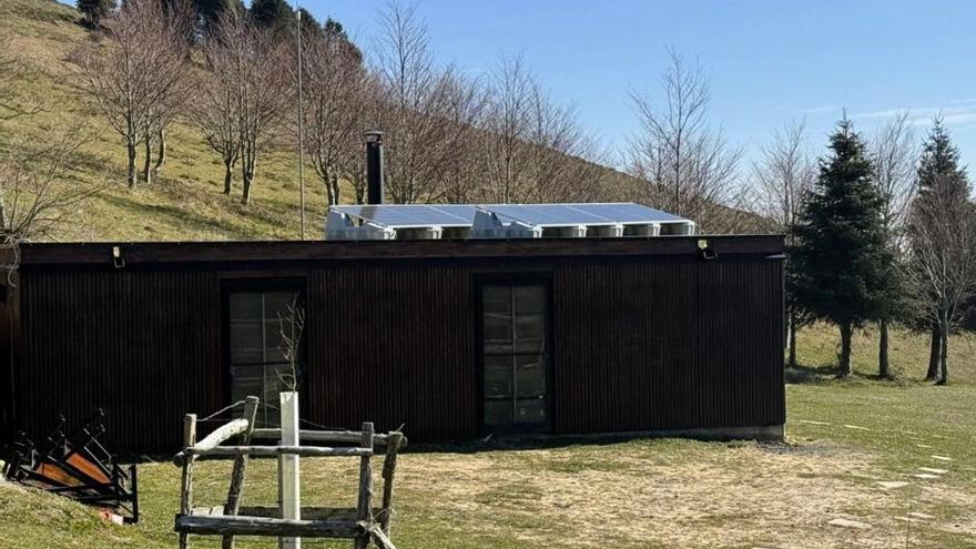 Instalan nuevos paneles solares en el refugio de Kolitza