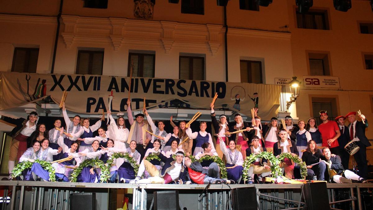 Foto final de todos los participantes al acabar el paloteado.