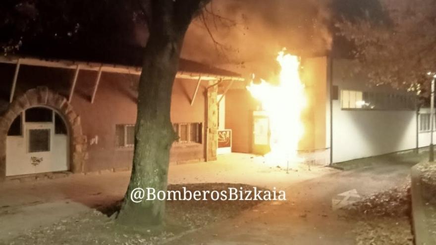 Los bomberos sofocan un incendio en un edificio escolar de Elorrio