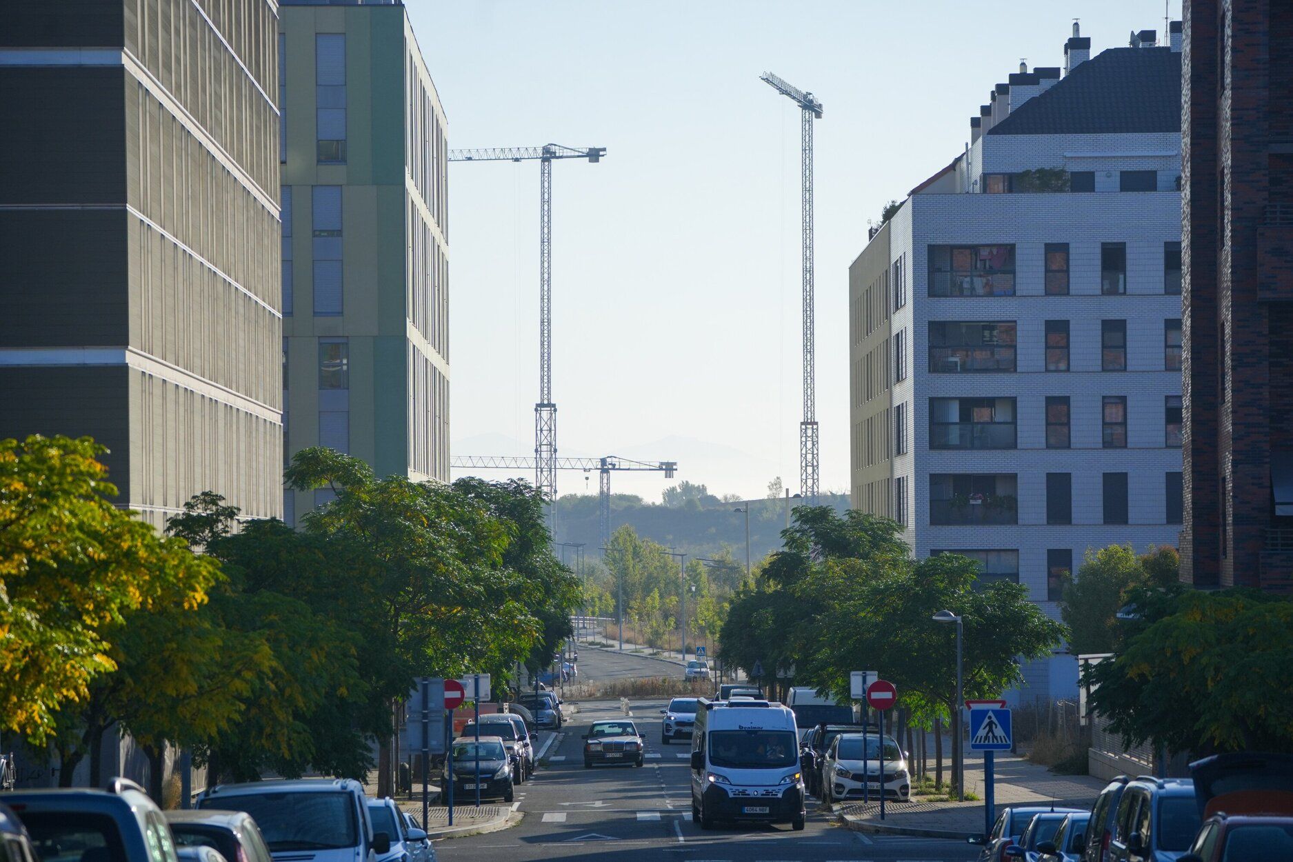 Grúas al fondo, en Vitoria