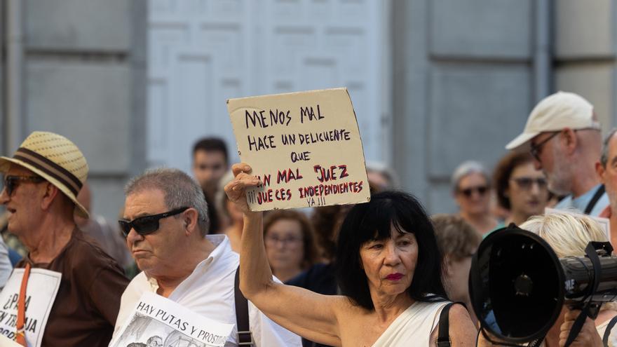Manifestantes protestan ante el CGPJ contra el "golpe judicial" y las causas a Begoña Gómez, David Sánchez y Zapatero