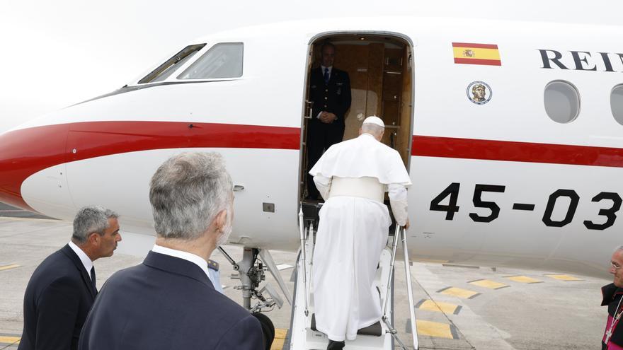 Papa de la paz en avión militar