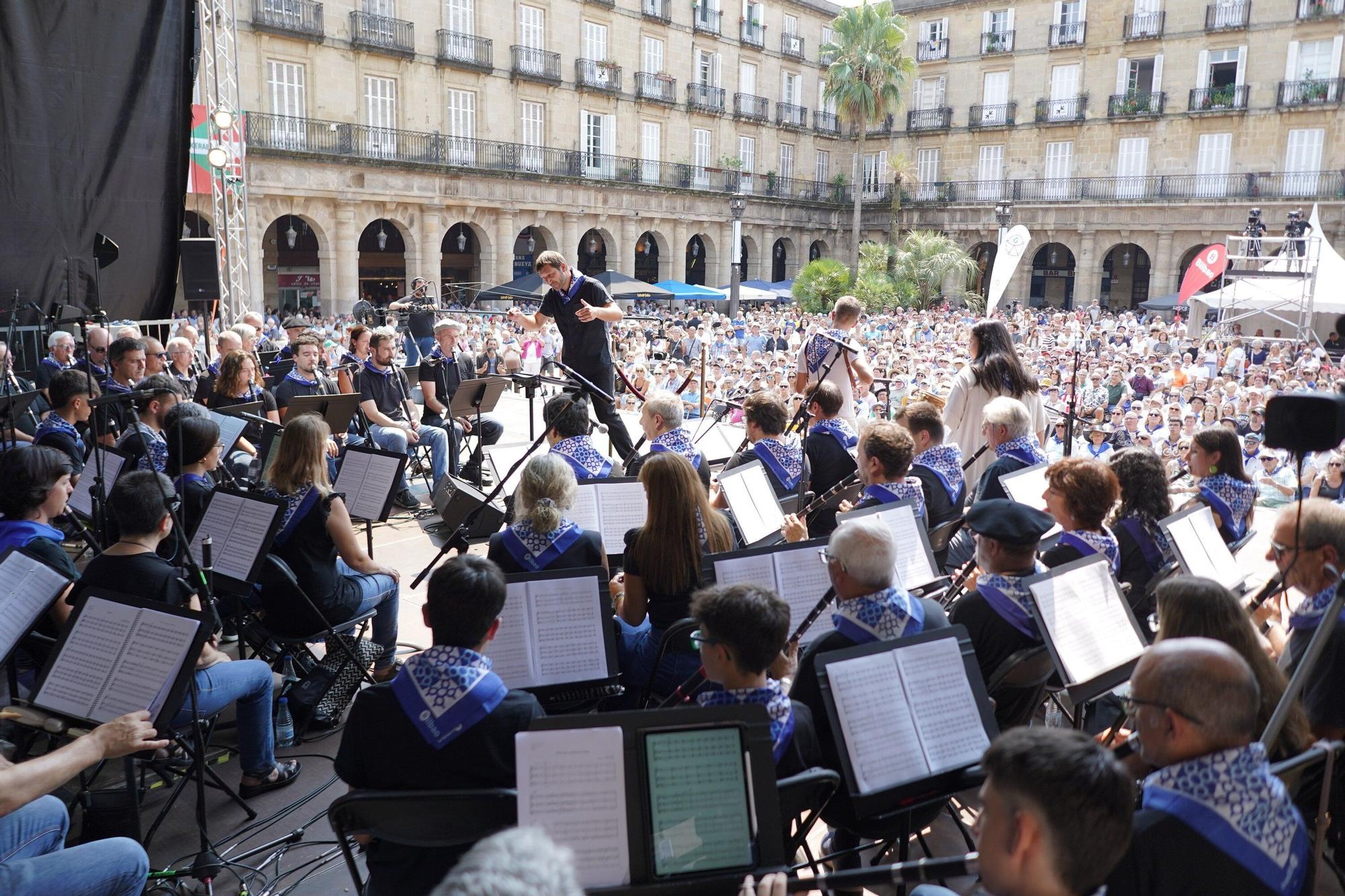 En imágenes: alarde de Txistularis en la Plaza Nueva de Bilbao por Aste Nagusia