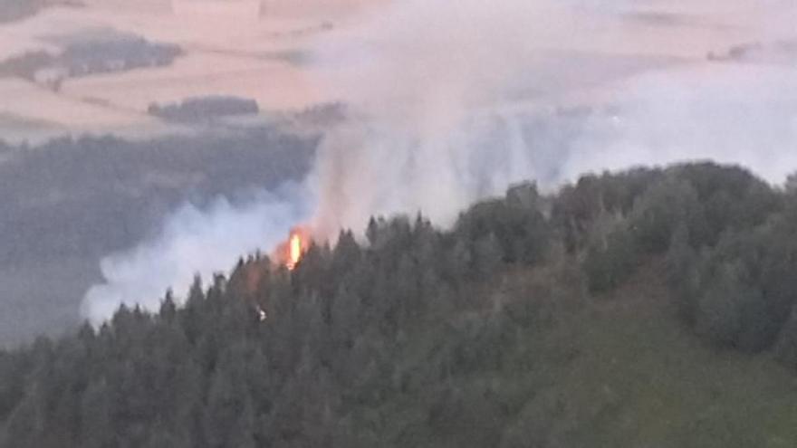 Efectivos de bomberos trabajan en un incendio en Galarreta que se originó el pasado sábado por un rayo