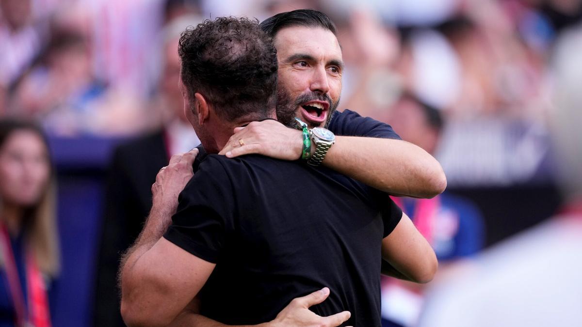 Eder Sarabia se funde en un abrazo con Simeone