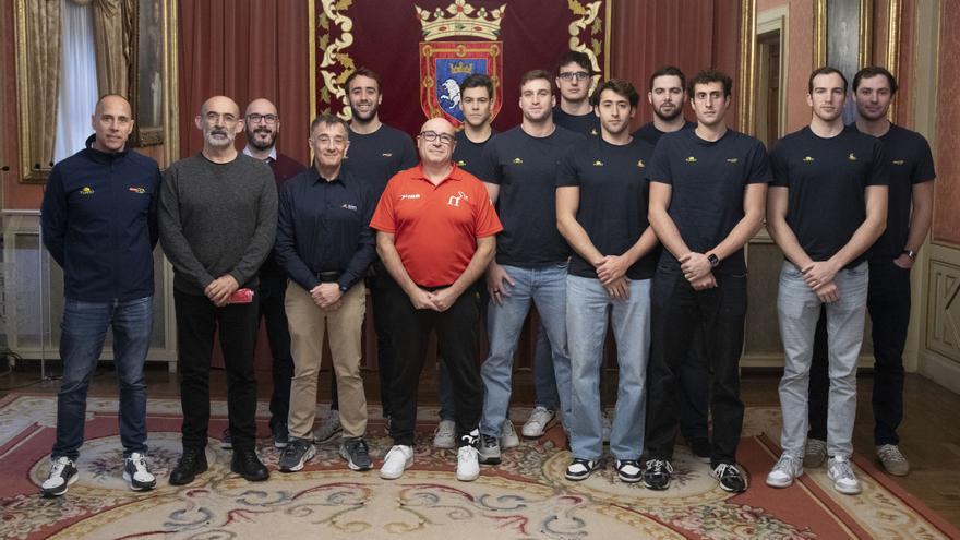 La Selección Española Absoluta de Waterpolo Masculino, que entrena estos días en Pamplona, visita la Casa Consistorial