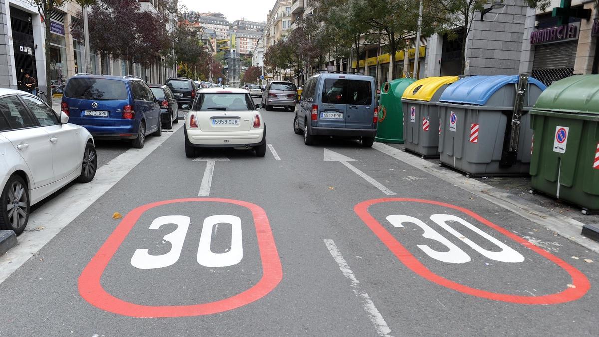 Uno de los accesos a una zona 30 en El Antiguo, en Donostia