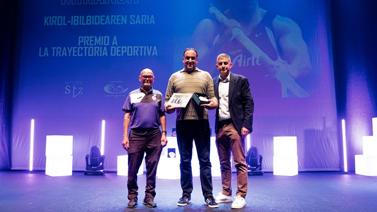 Santurtzi reconoció la trayectoria deportiva del pertiguista Montxu Miranda.