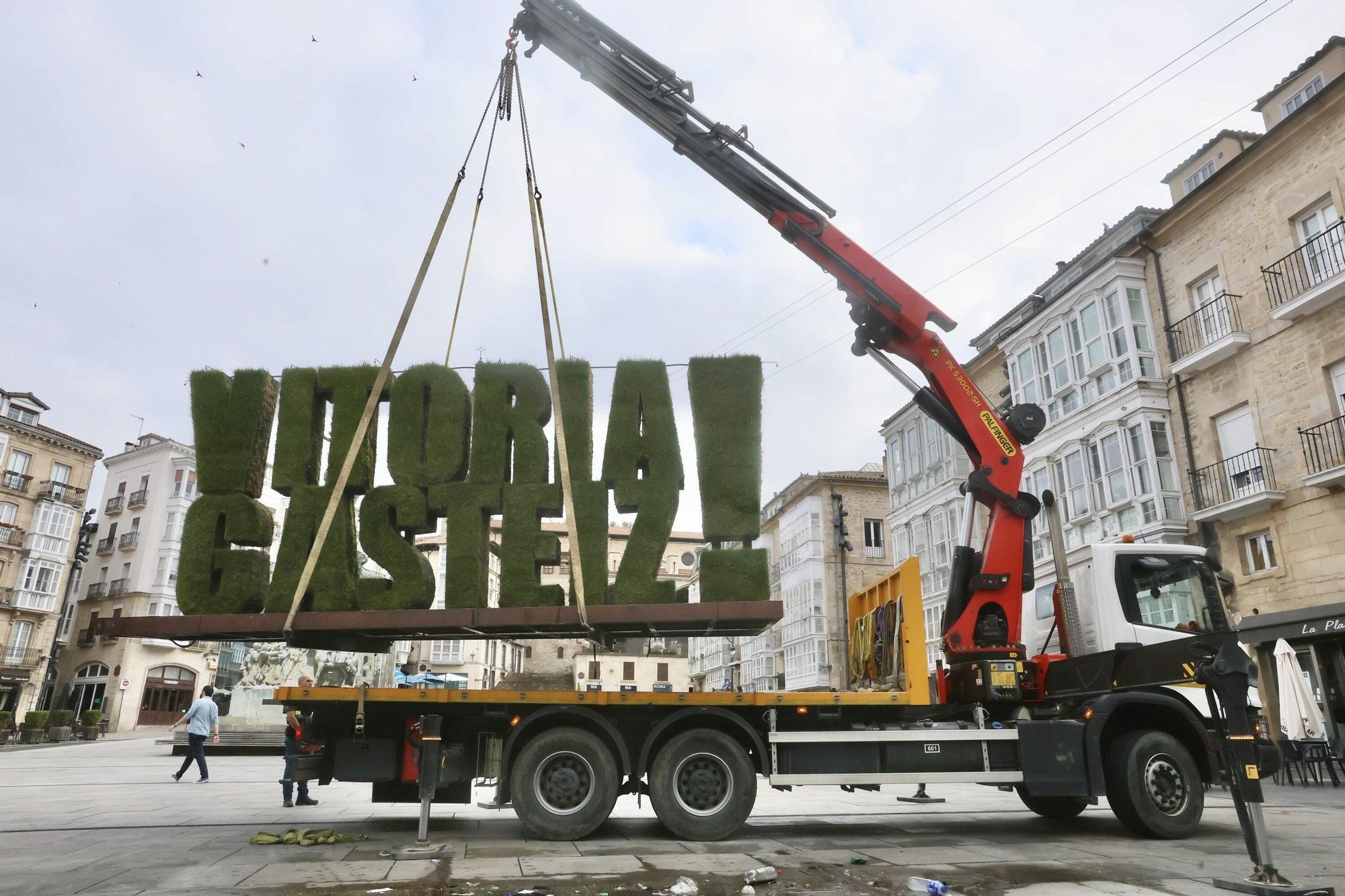 Retirada estatua vegetal de la Virgen Blanca con motivo de las fiestas de Vitora-Gasteiz