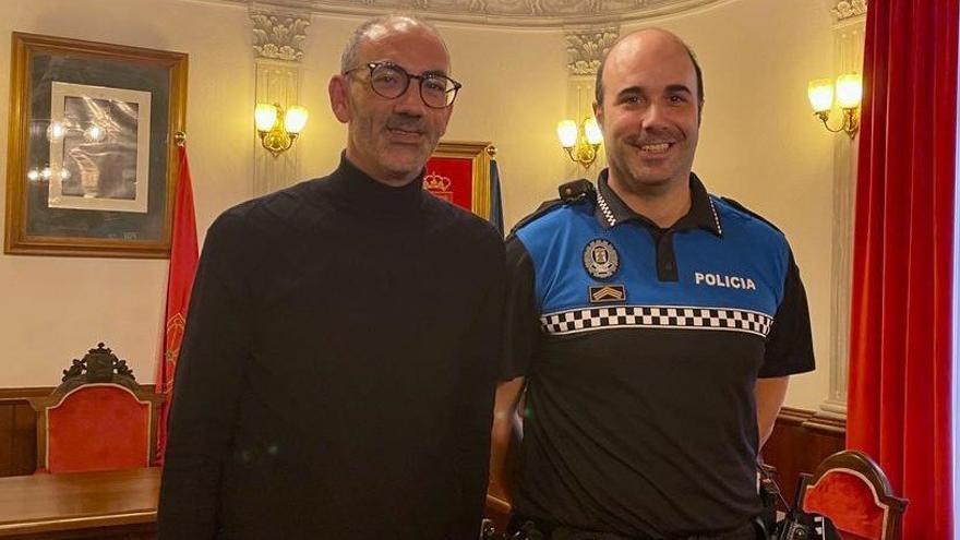 El alcalde, Gorka García, posa con el nuevo jefe de Policía Local, Juan Luis Pellejero.