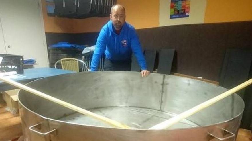 Los propios comparseros fabricaron la cazuela gigante