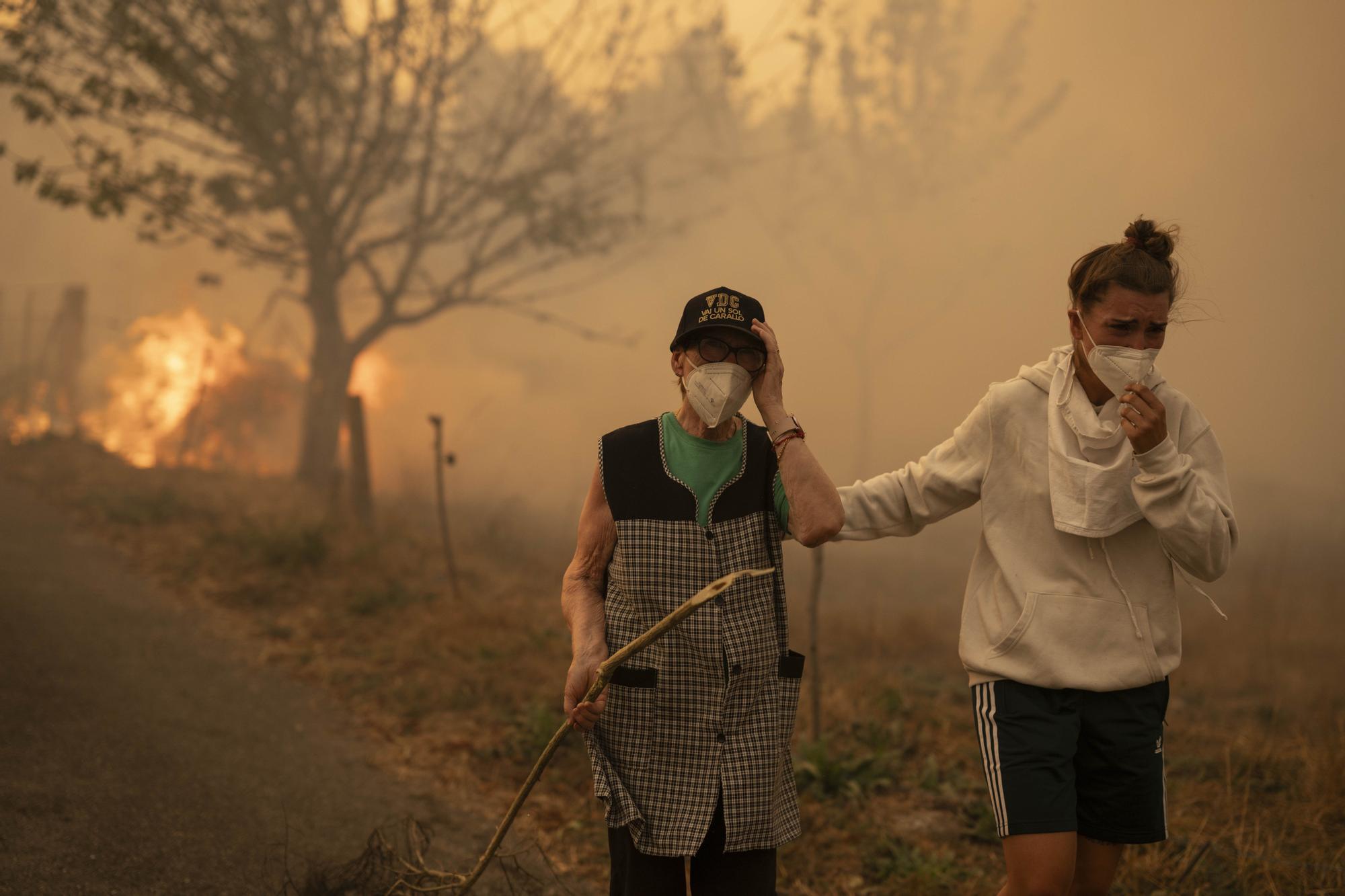 Los incendios no dan tregua en Ourense: los vecinos trabajan en labores de extinción del fuego de Carballeda de Avia