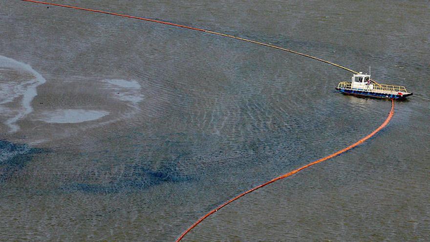 La fotografía muestra las barreras de protección instaladas alrededor de una pequeña isla en Port East para evitar el embate de las manchas de crudo, en el Golfo de México, al sur de Luisiana