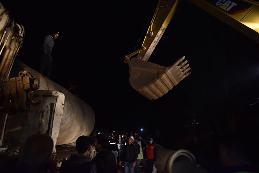 Los servicios de rescate excavan noche y día