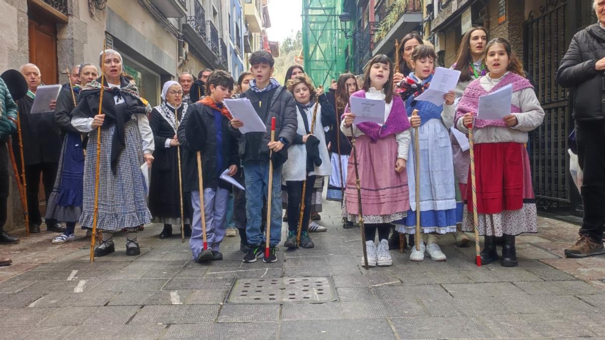 Los coros de Etxegiña han cumplido con la tradición de Santa Agueda en Elgoibar como viene haciendo desde hace 101 años