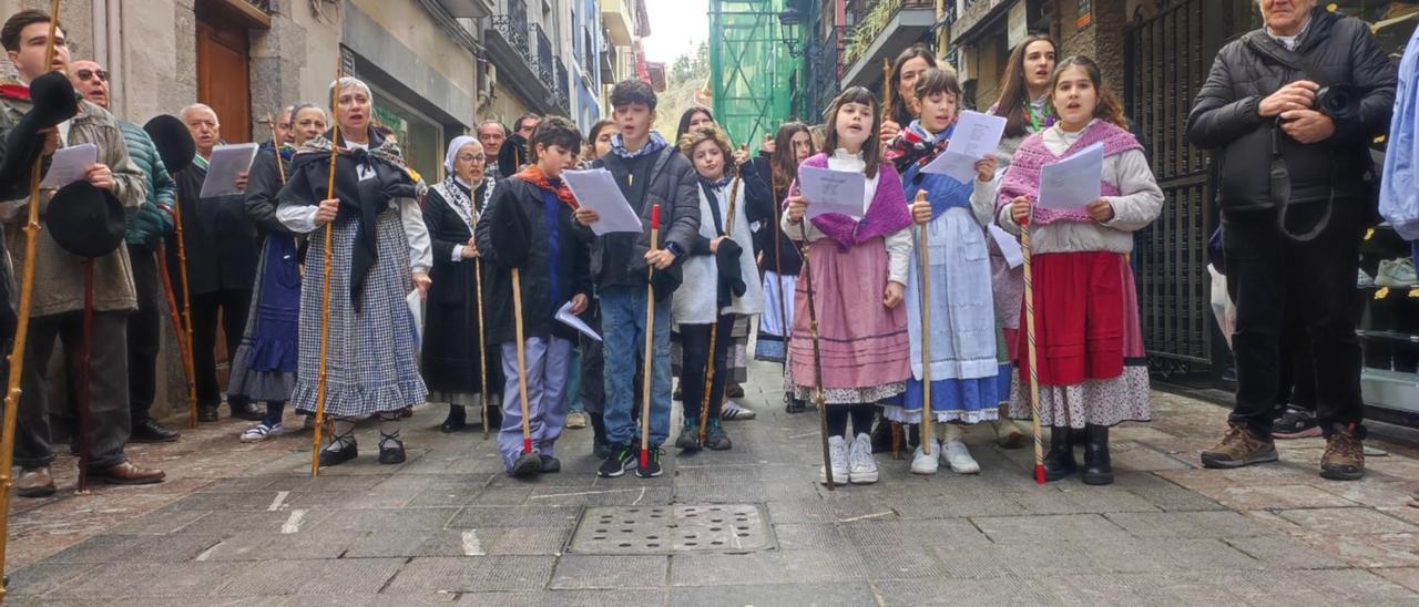 Los coros de Etxegiña cumplen con la tradición de Santa Agueda en Elgoibar 101 años después