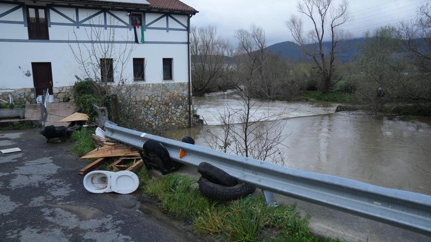 Las fuertes lluvias provocan crecidas de los ríos con algunos desbordamientos durante la noche en Bizkaia