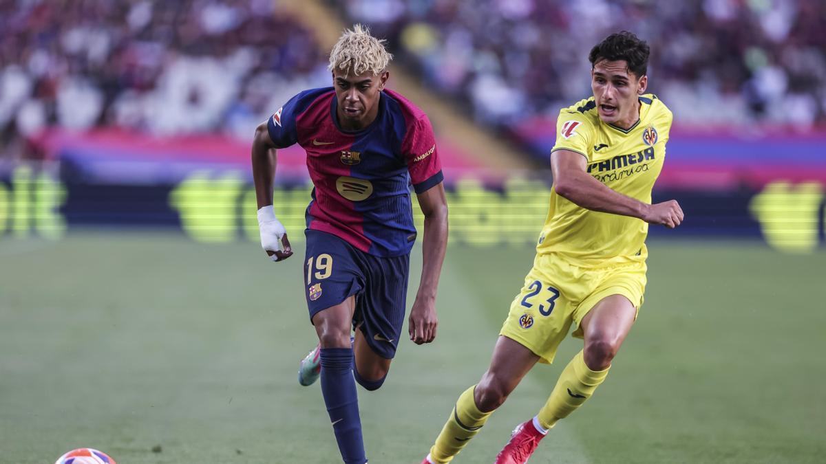 Lamine Yamal y Sergi Cardona en el FC Barcelona-Villarreal de LaLiga EA Sports 24-25