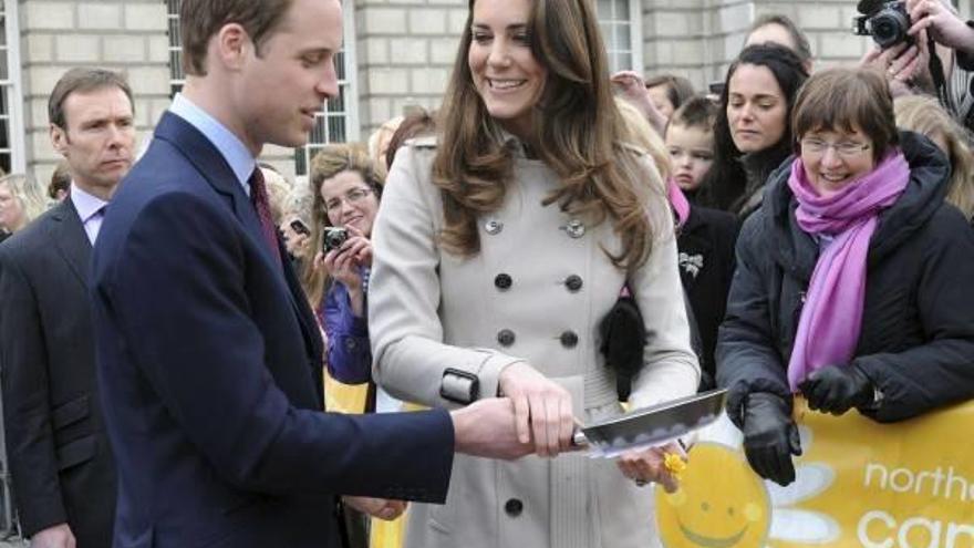 Guillermo de Inglaterra y Kate Middleton voltean tortitas en Belfast