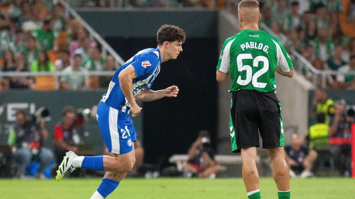 Lander Pinillos entrando al terreno de juego de La Cartuja para debutar en Primera División ante el Real Betis.