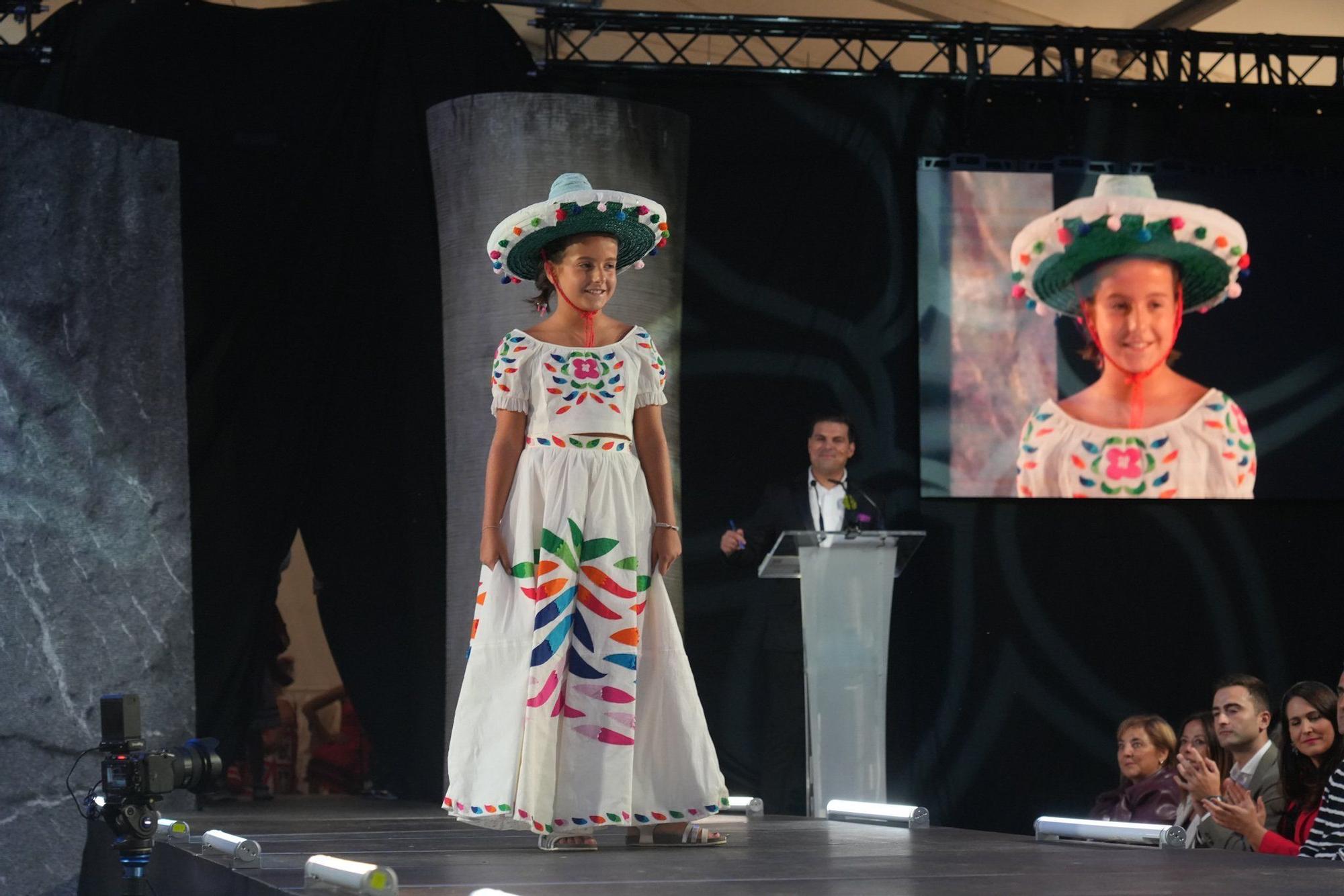En imágenes: así ha sido el desfile de Vestidos de Papel de Güeñes