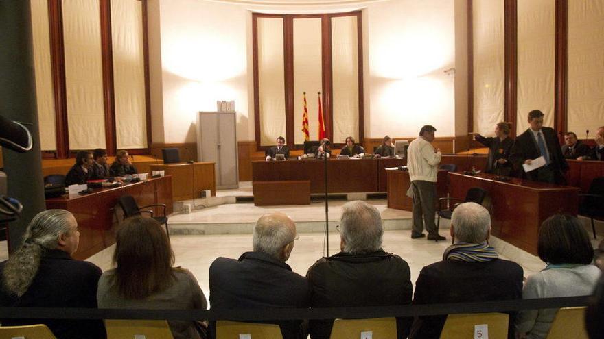 Fidel Pallerols (i), junto al resto de acusados en el caso Pallerols, en la Audiencia de Barcelona.