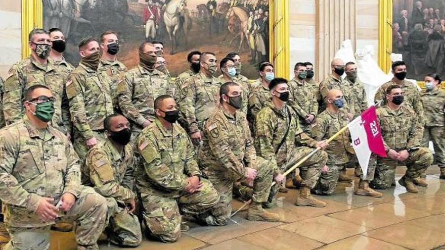 Un grupo de soldados de la Guardia Nacional posa para una foto en el interior del Capitolio. Foto: Efe