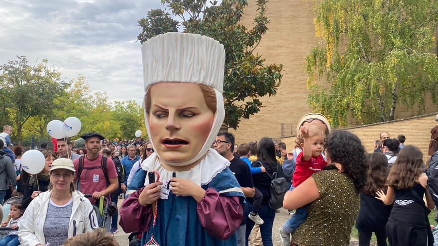 La comparsa de gigantes y cabezudos de Villava-Atarrabia empieza su desfile por el municipio.