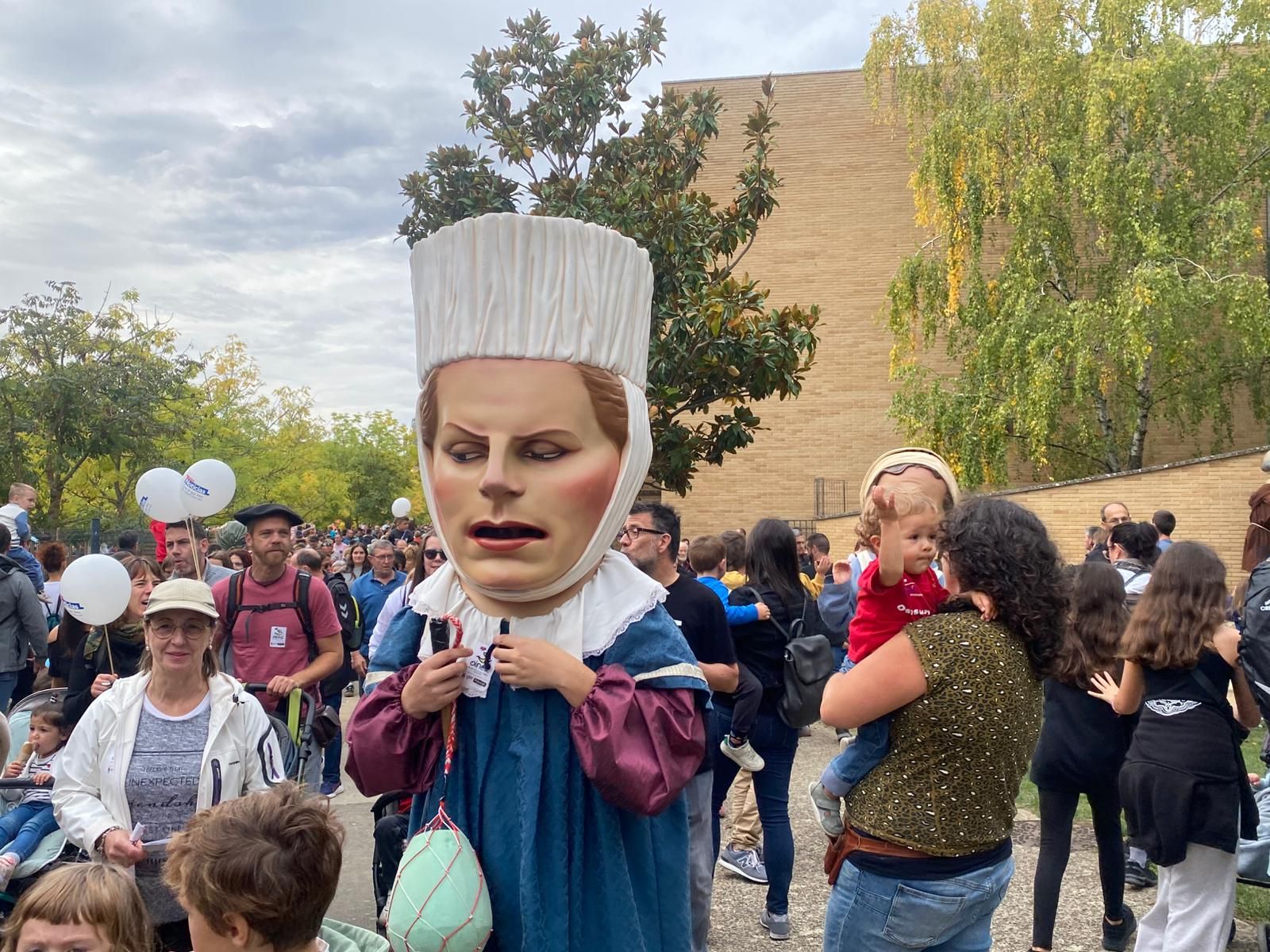 La comparsa de gigantes y cabezudos de Villava-Atarrabia empieza su desfile por el municipio.