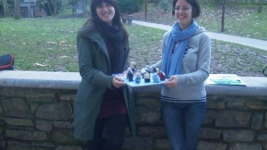 Iruin y Osa muestran el original cartel de Aitor Marauri diseñado a base de huevos cocidos pintados.