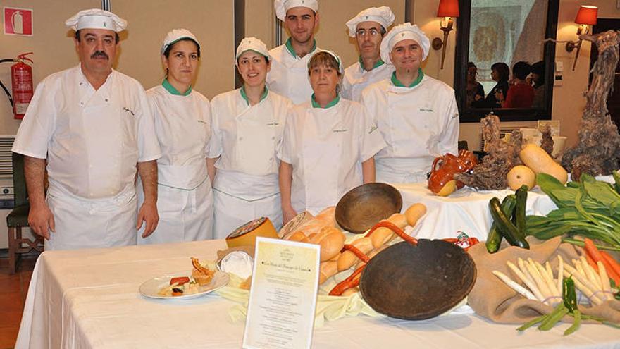 El equipo de cocina del Parador Príncipe de Viana de Olite, ayer en la presentación.