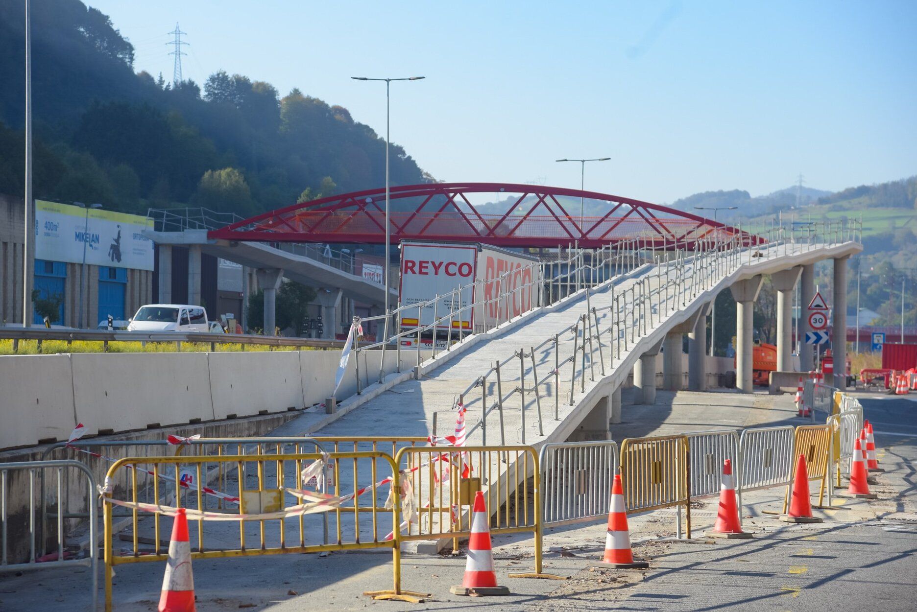 Instalación de la pasarela sobre la N-1