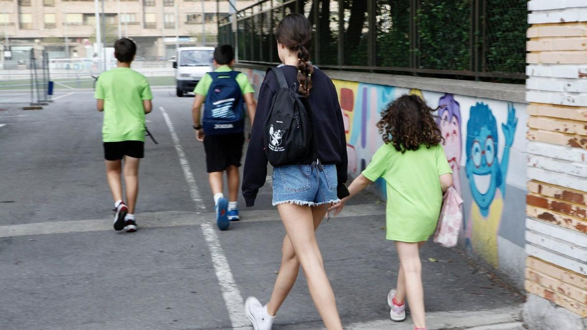 Varios niños vuelven al colegio en Vitoria el primer día clase.