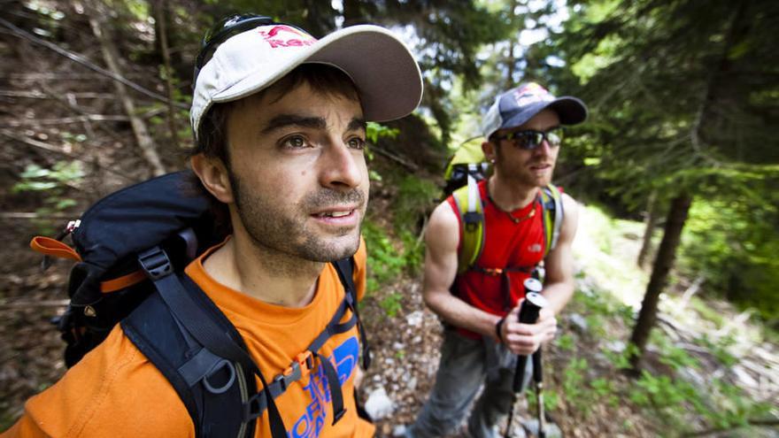 Eneko e Iker Pou durante la marcha de aproximación a la pared &quot;Solo per vechi Guerrieri&quot; que escalaron en los Dolomitas italianos.