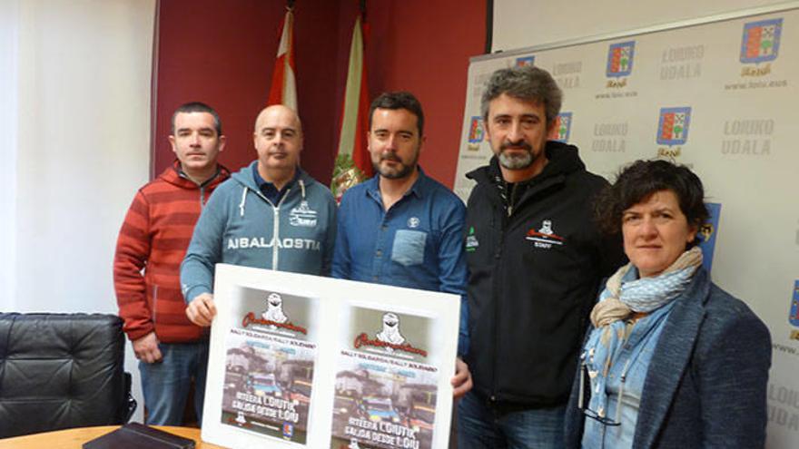 Manu Blanco y Joseba García, con el alcalde del municipio, Josu Andoni Begoña.