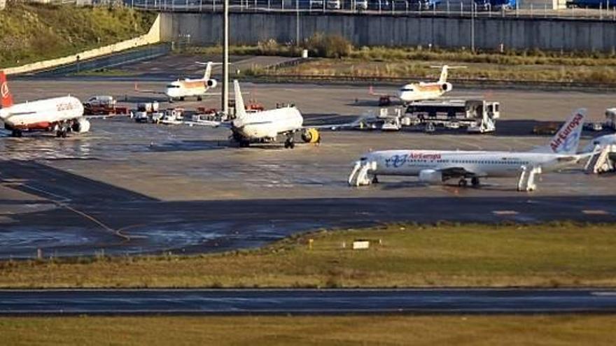 Aviones  en la plataforma del aeropuerto de Bilbao.