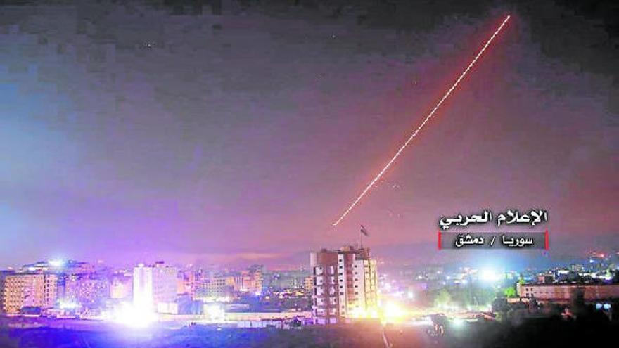 Misiles de defensa aérea sirios interceptan misiles en el cielo de Damasco.