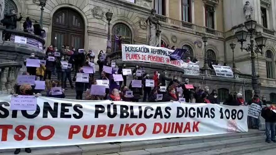 Concentración semanal de los pensionistas ante el Ayuntamiento de Bilbao