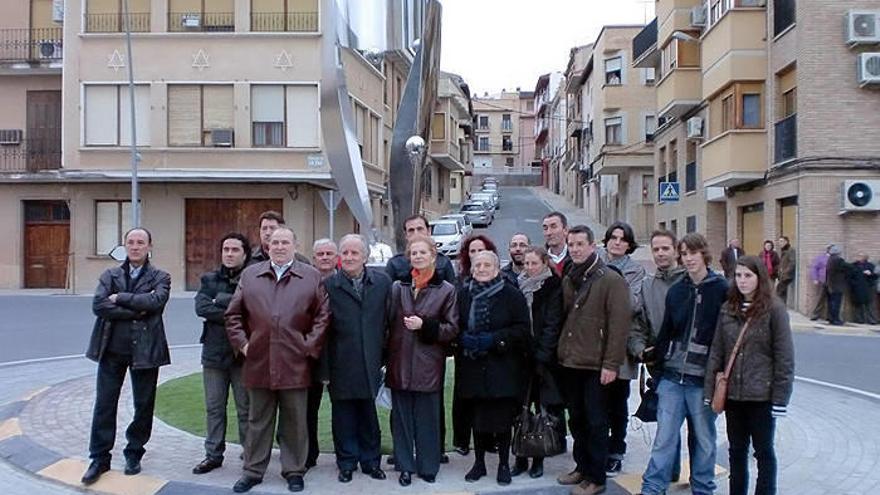 El artista Manuel Clemente junto a sus familiares y miembros de la corporación municipal.