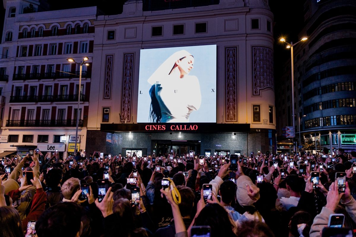 Rosalía presenta su disco en las pantallas de Callao y desaparece entre miles de fans