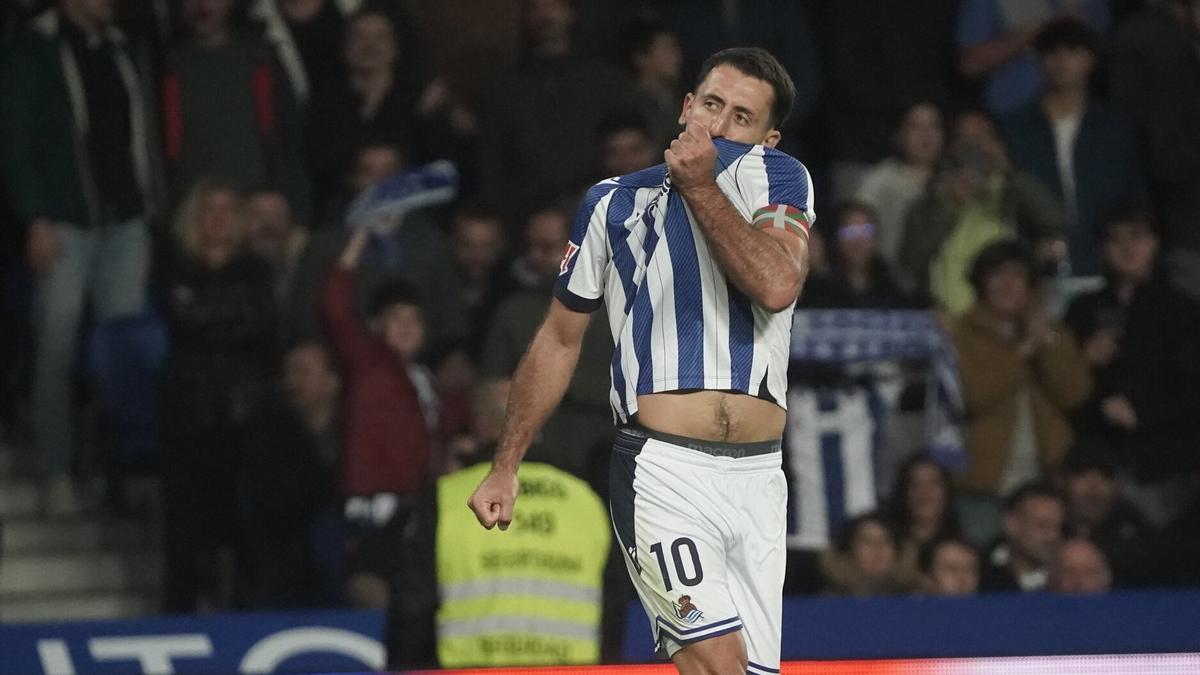 Mikel Oyarzabal besa el escudo de la Real tras anotar uno de sus goles.