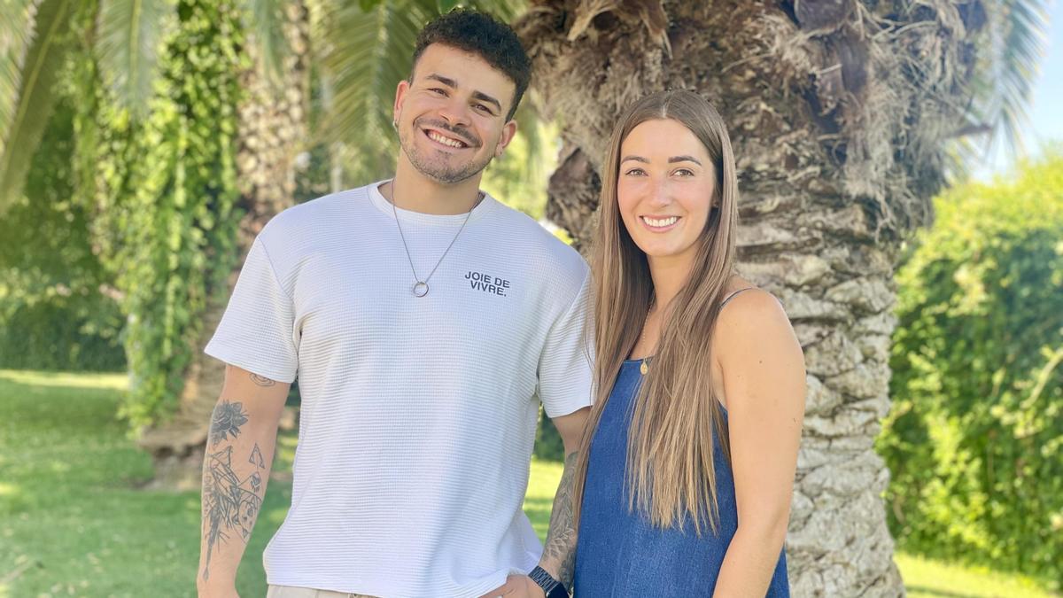 Italo Gonçalves y Laura Sanz, Rey y Reina de las fiestas de San Adrián, posan en los jardines del Ayuntamiento.