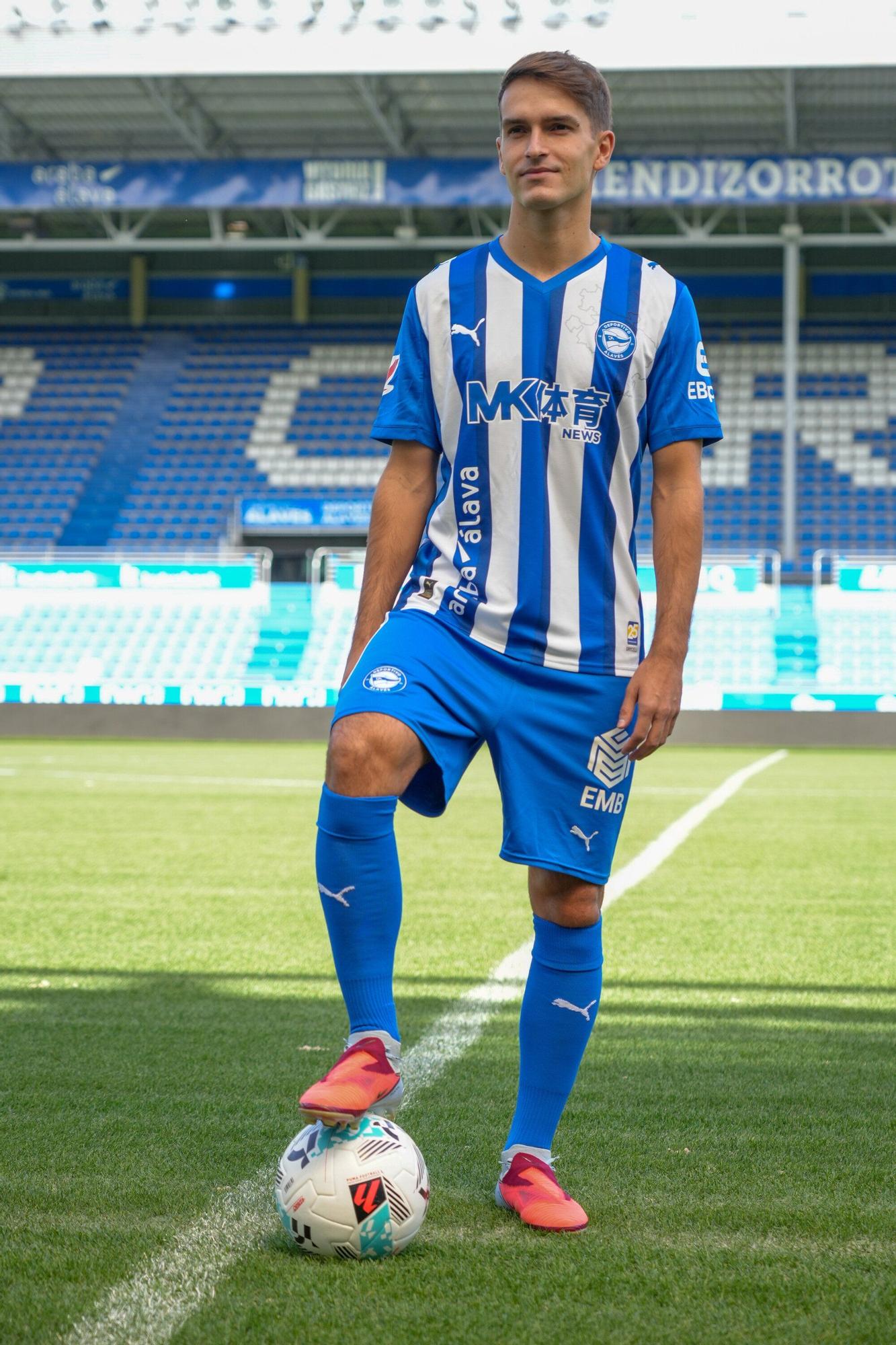 En imágenes: Presentación de Denis Suárez como jugador del Alavés