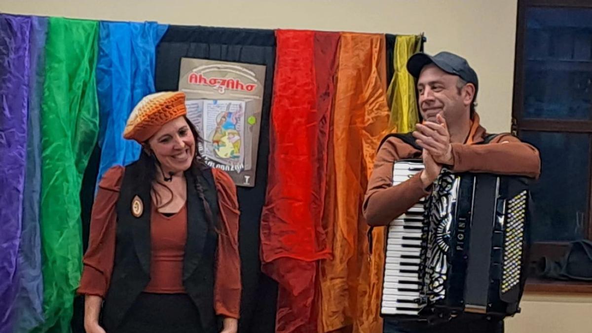 La cuentacuentos Maider Alzelay y el músico Igor Sala