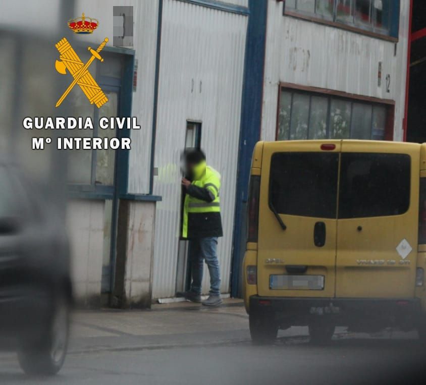 Un agente de Guardia Civil en el registro de la nave.
