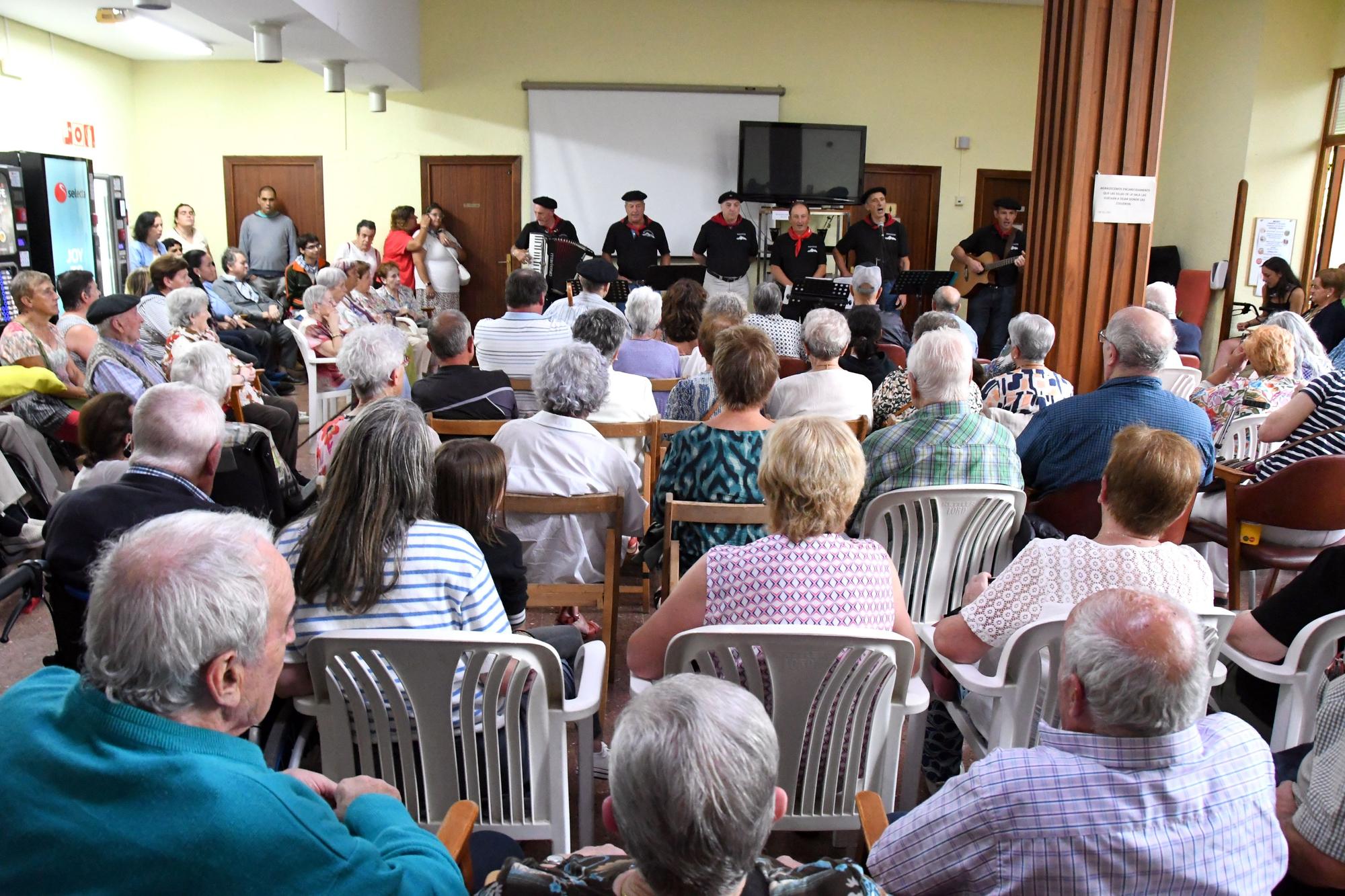 Día de aitetxis y amatxis en Elizondo con concierto de la Banda Recreo