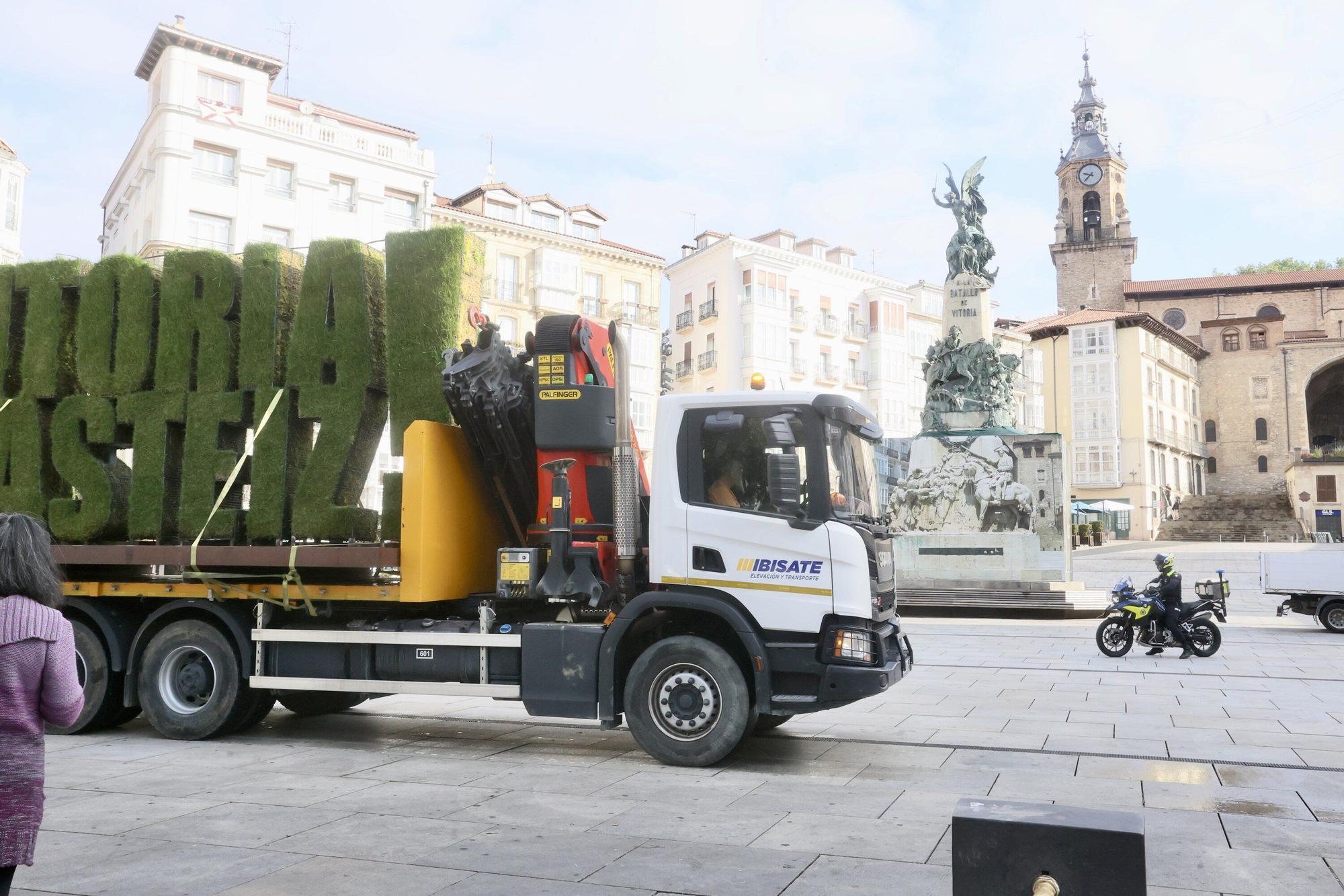 Retirada estatua vegetal de la Virgen Blanca con motivo de las fiestas de Vitora-Gasteiz